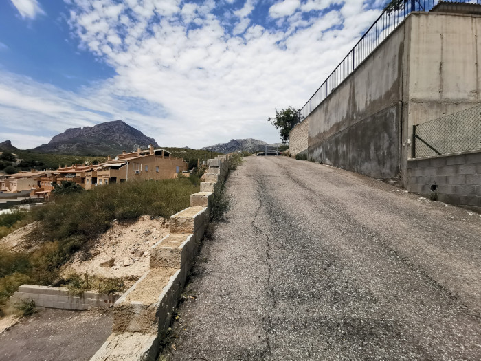 Parcela en La Nucia con la casa
