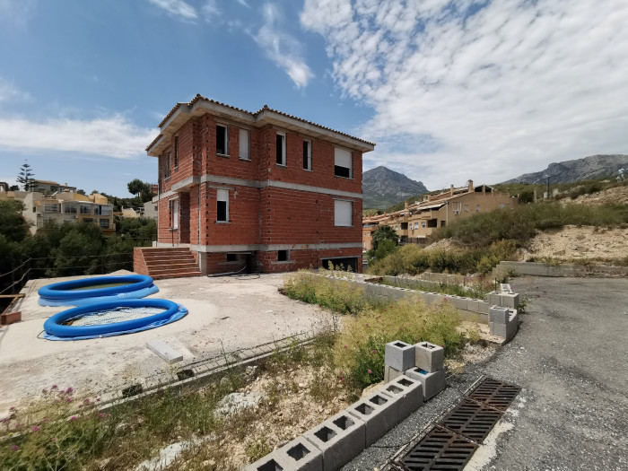 Parcela en La Nucia con la casa