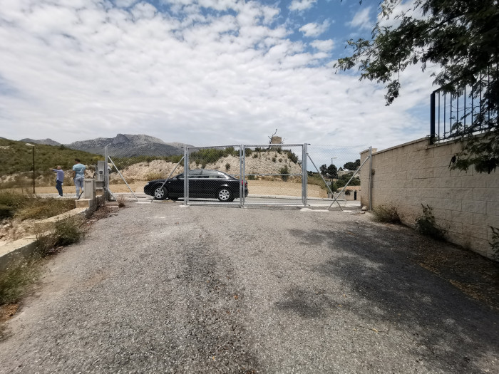 Parcela en La Nucia con la casa