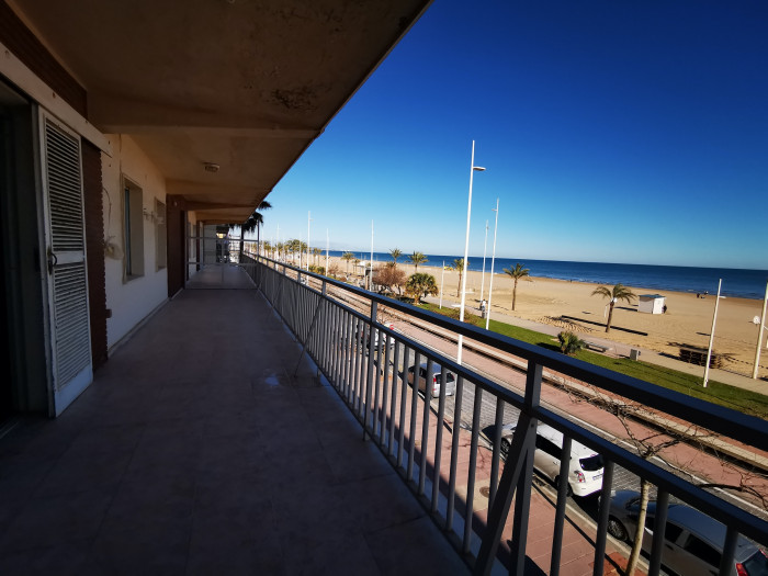 Apartamento, primera línea, en Gandia (se puede hacer albergue)